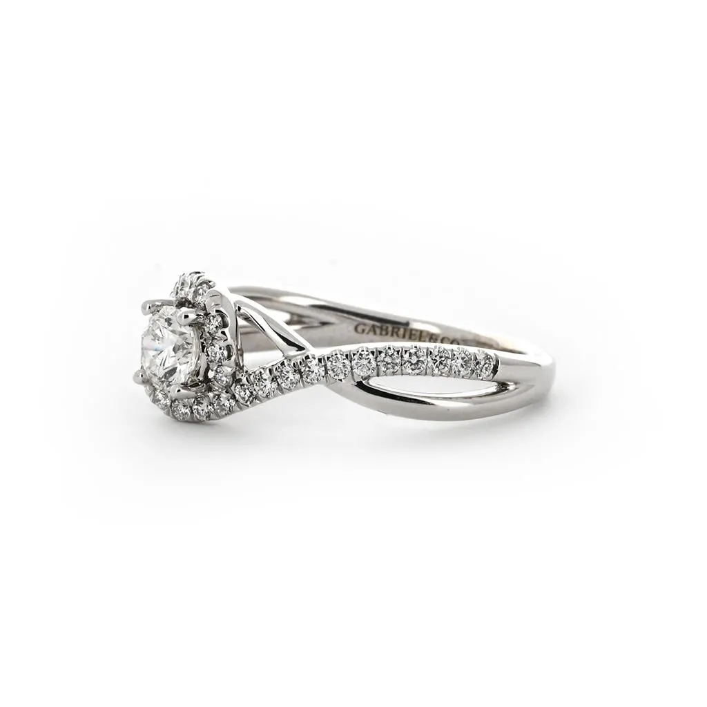 0.59ctw Diamond Engagement Ring   Halo Twist