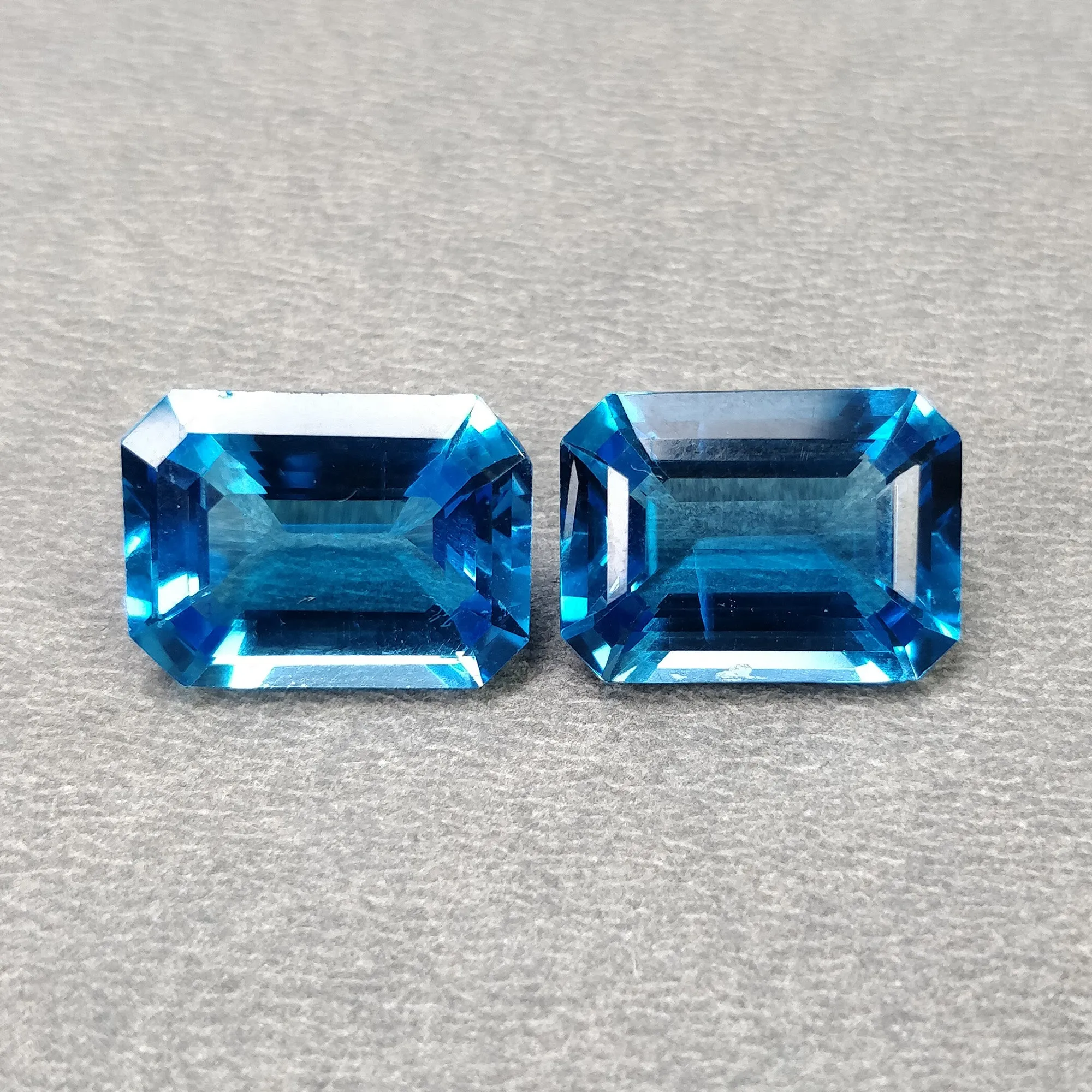 CERTIFIED BLUE TOPAZ Gemstone Normal Cut : 24.30cts Natural Unheated Topaz Octagon Shape 15.96*11.66mm Pair