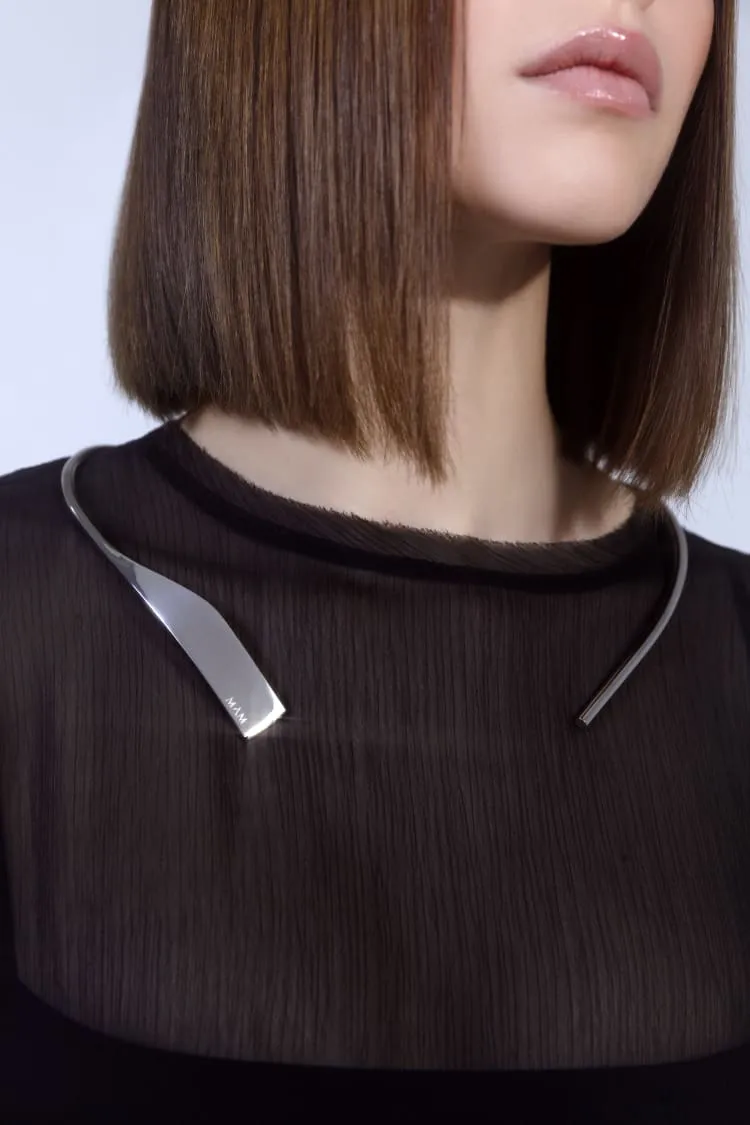 Open collar necklace in silver